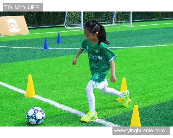 耐克小男孩足球明星的成长之路与梦想追逐故事